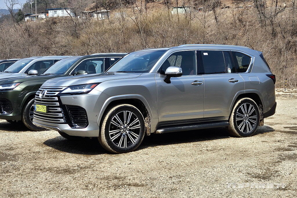 [시승기] 렉서스 LX700h, 온오프로드 누비는 럭셔리 오프로더